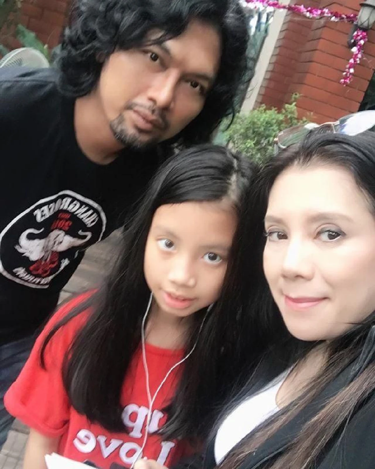 มุมน่ารักก็มี! เสก ย่องเอาของขวัญวันเกิดมาให้ น้องลอนดอน แต่ไม่กล้าเข้าบ้าน