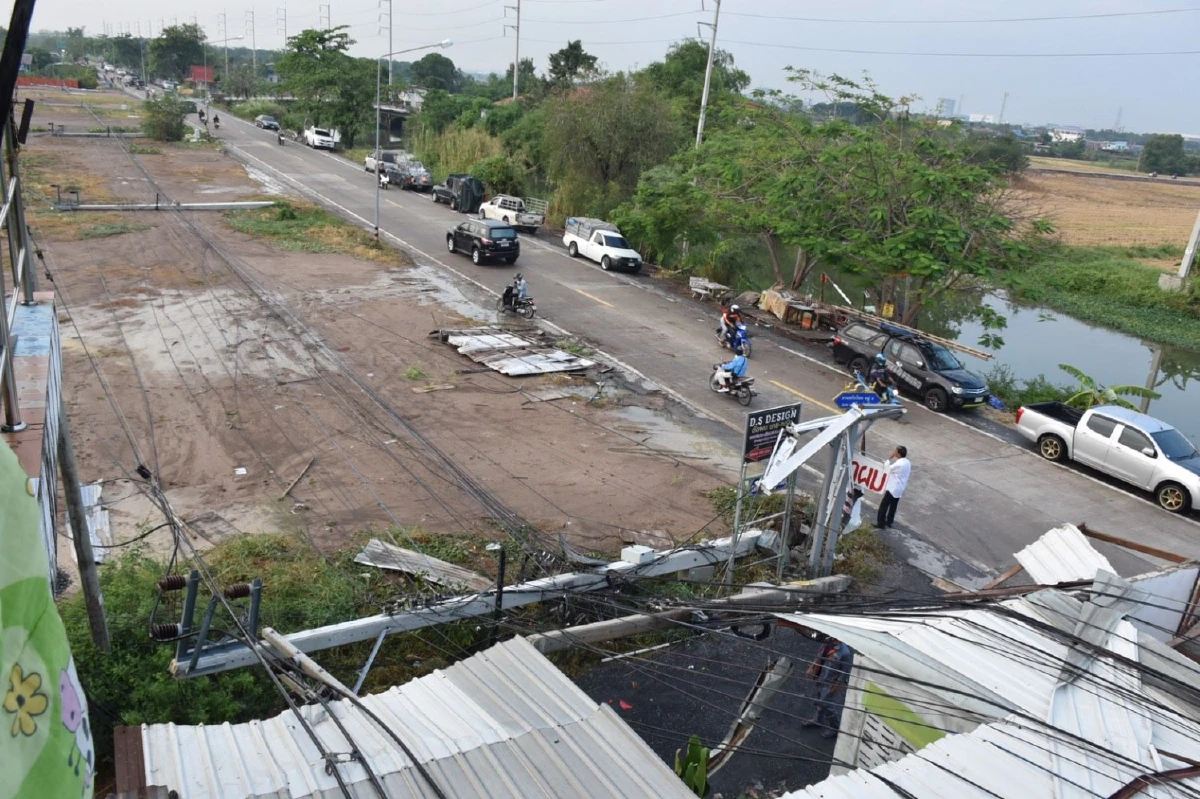 พายุฤดูร้อนถล่มเมืองปทุมธานีเสาไฟล้ม 26 ต้นบ้านเรือนพังยับเยิน 30 หลัง