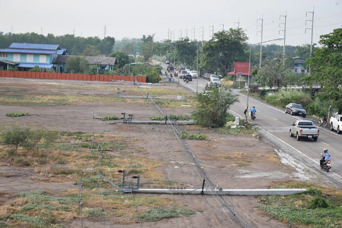 พายุฤดูร้อนถล่มเมืองปทุมธานีเสาไฟล้ม 26 ต้นบ้านเรือนพังยับเยิน 30 หลัง