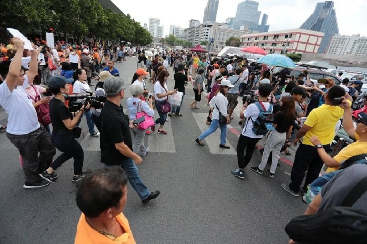 แห่ให้กำลังใจ "ธนาธร" แน่น สน.ปทุมวัน #savethanathorn ดังกระหึ่ม - ทูตหลายประเทศร่วมสังเกตการณ์