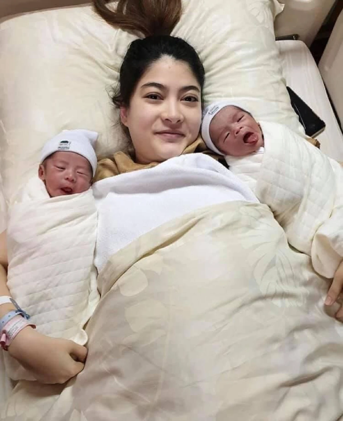 คุณปู่คุณย่า ไม่รอช้า! นำซองมารับขวัญหลาน มีก้า-มีย่า ลูกแฝดของ ป๊อก-มาร์กี้