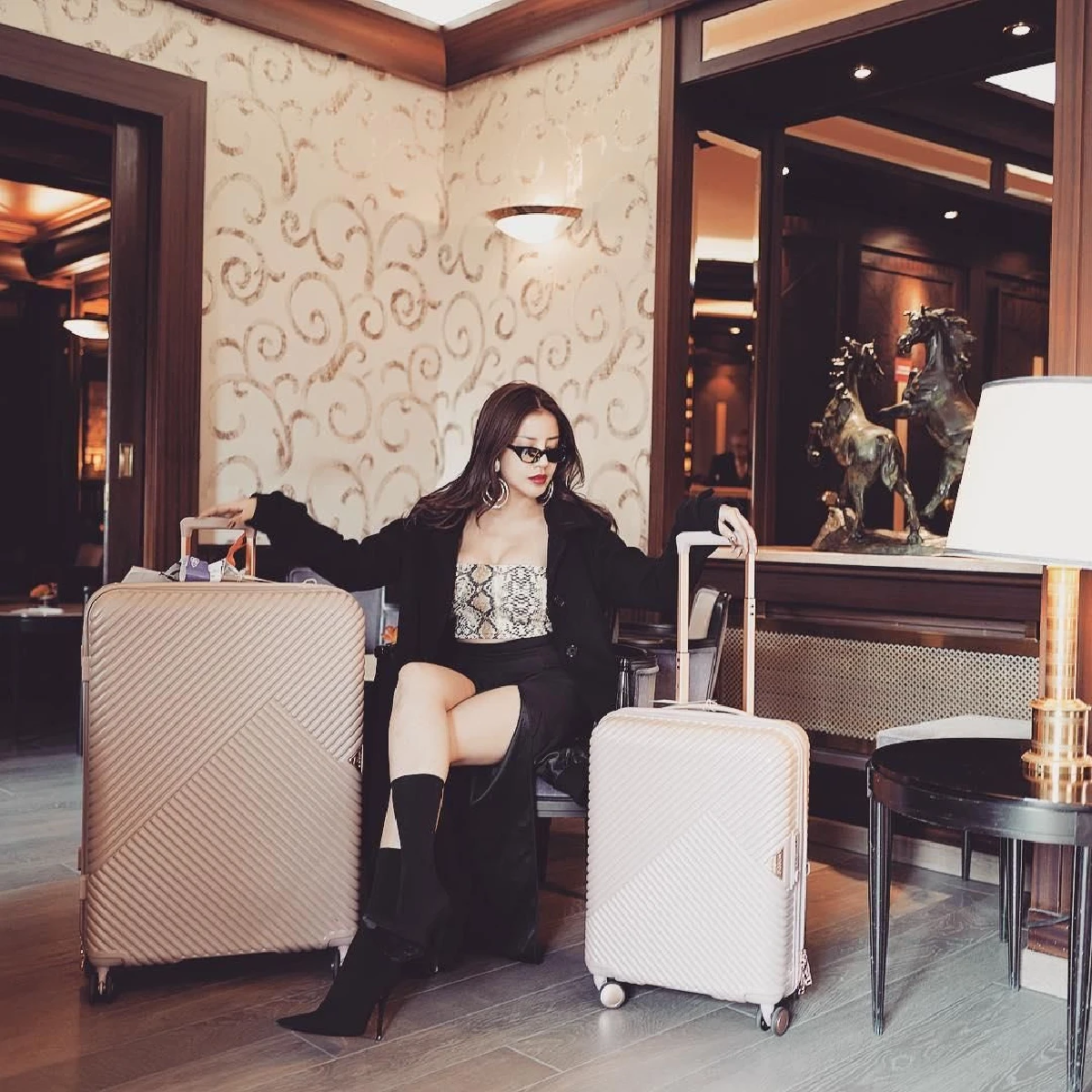 นึกว่าถ่ายแบบ! ใบเตย อาร์สยาม บินไกลไปปารีส อวดลุคหรูอลังการจัดเต็มทุกชุด