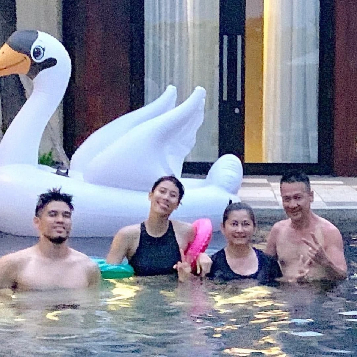 แดง ธัญญา พา อ๊อฟ พงษ์พัฒน์ เที่ยวหัวหิน ฉลองเรตติ้งละคร กรงกรรม ปังมาก