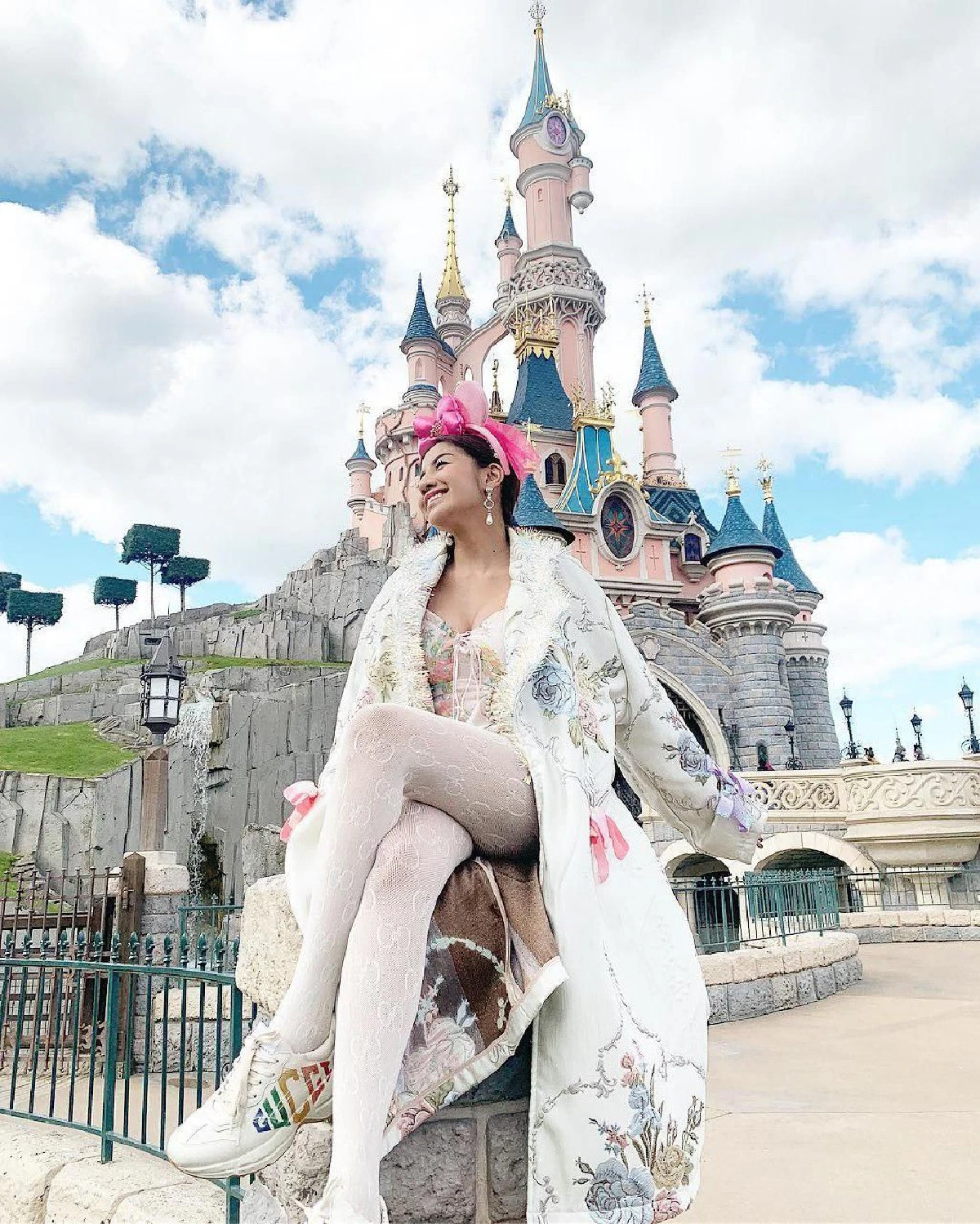 นึกว่าถ่ายแบบ! ใบเตย อาร์สยาม บินไกลไปปารีส อวดลุคหรูอลังการจัดเต็มทุกชุด