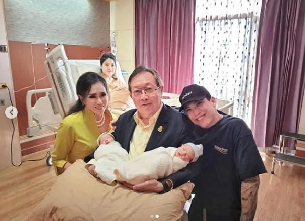 คุณปู่คุณย่า ไม่รอช้า! นำซองมารับขวัญหลาน มีก้า-มีย่า ลูกแฝดของ ป๊อก-มาร์กี้