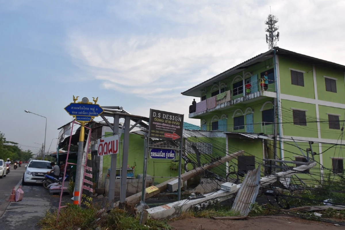 พายุฤดูร้อนถล่มเมืองปทุมธานีเสาไฟล้ม 26 ต้นบ้านเรือนพังยับเยิน 30 หลัง