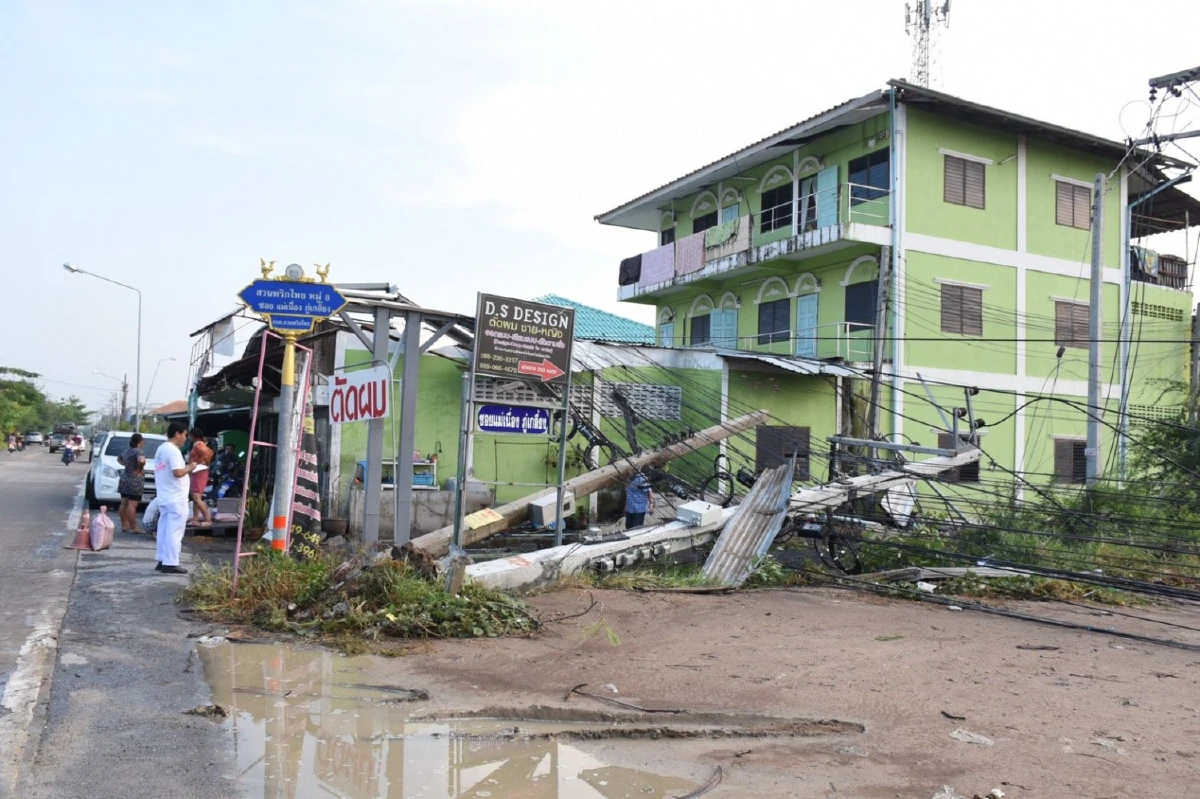 พายุฤดูร้อนถล่มเมืองปทุมธานีเสาไฟล้ม 26 ต้นบ้านเรือนพังยับเยิน 30 หลัง