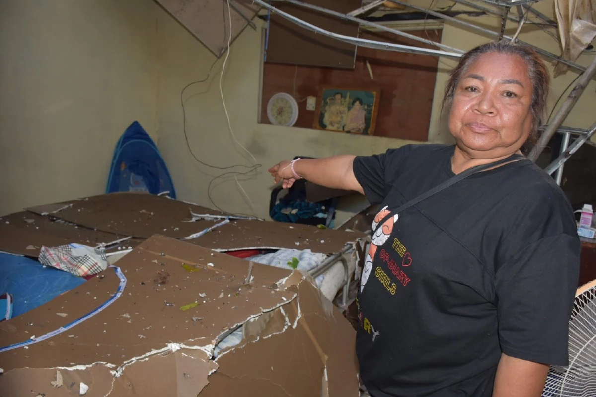 พายุฤดูร้อนถล่มเมืองปทุมธานีเสาไฟล้ม 26 ต้นบ้านเรือนพังยับเยิน 30 หลัง