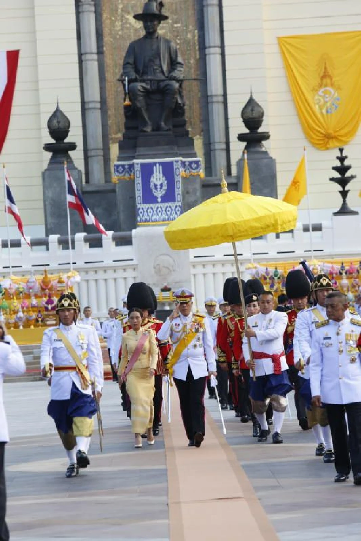 ในหลวงเสด็จวางพุ่มดอกไม้สักการะอนุสาวรีย์ร.1วันที่ระลึกมหาจักรีบรมราชวงศ์