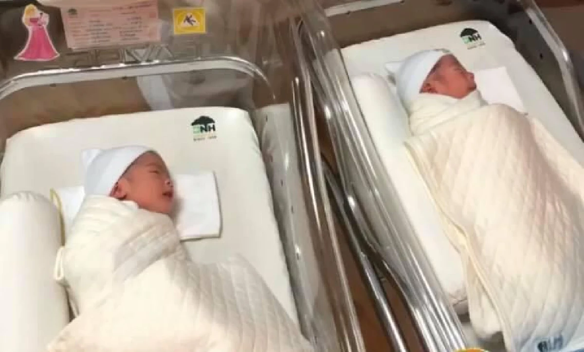 คุณปู่คุณย่า ไม่รอช้า! นำซองมารับขวัญหลาน มีก้า-มีย่า ลูกแฝดของ ป๊อก-มาร์กี้