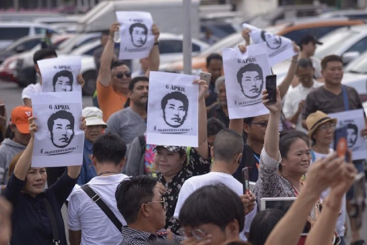 แห่ให้กำลังใจ "ธนาธร" แน่น สน.ปทุมวัน #savethanathorn ดังกระหึ่ม - ทูตหลายประเทศร่วมสังเกตการณ์