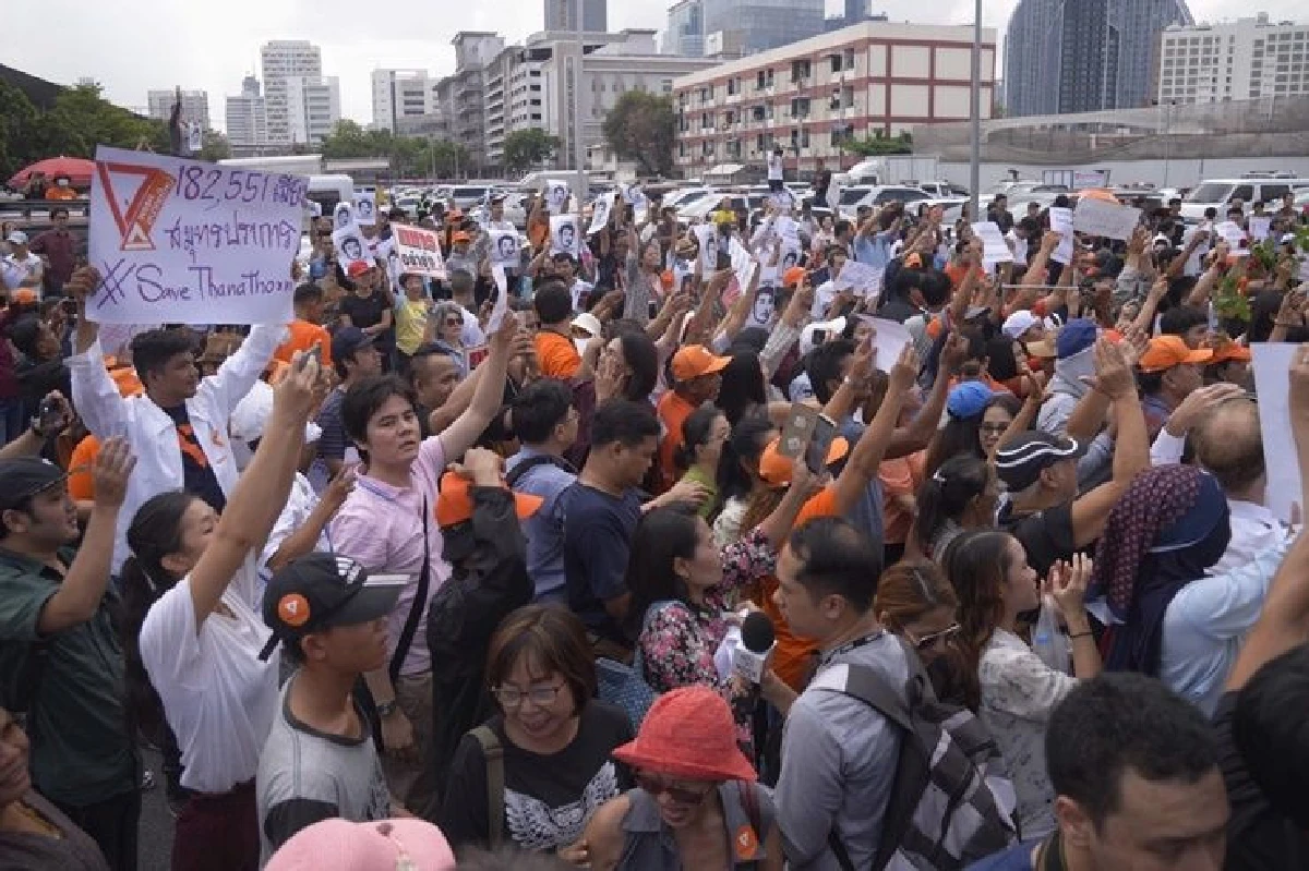 แห่ให้กำลังใจ "ธนาธร" แน่น สน.ปทุมวัน #savethanathorn ดังกระหึ่ม - ทูตหลายประเทศร่วมสังเกตการณ์