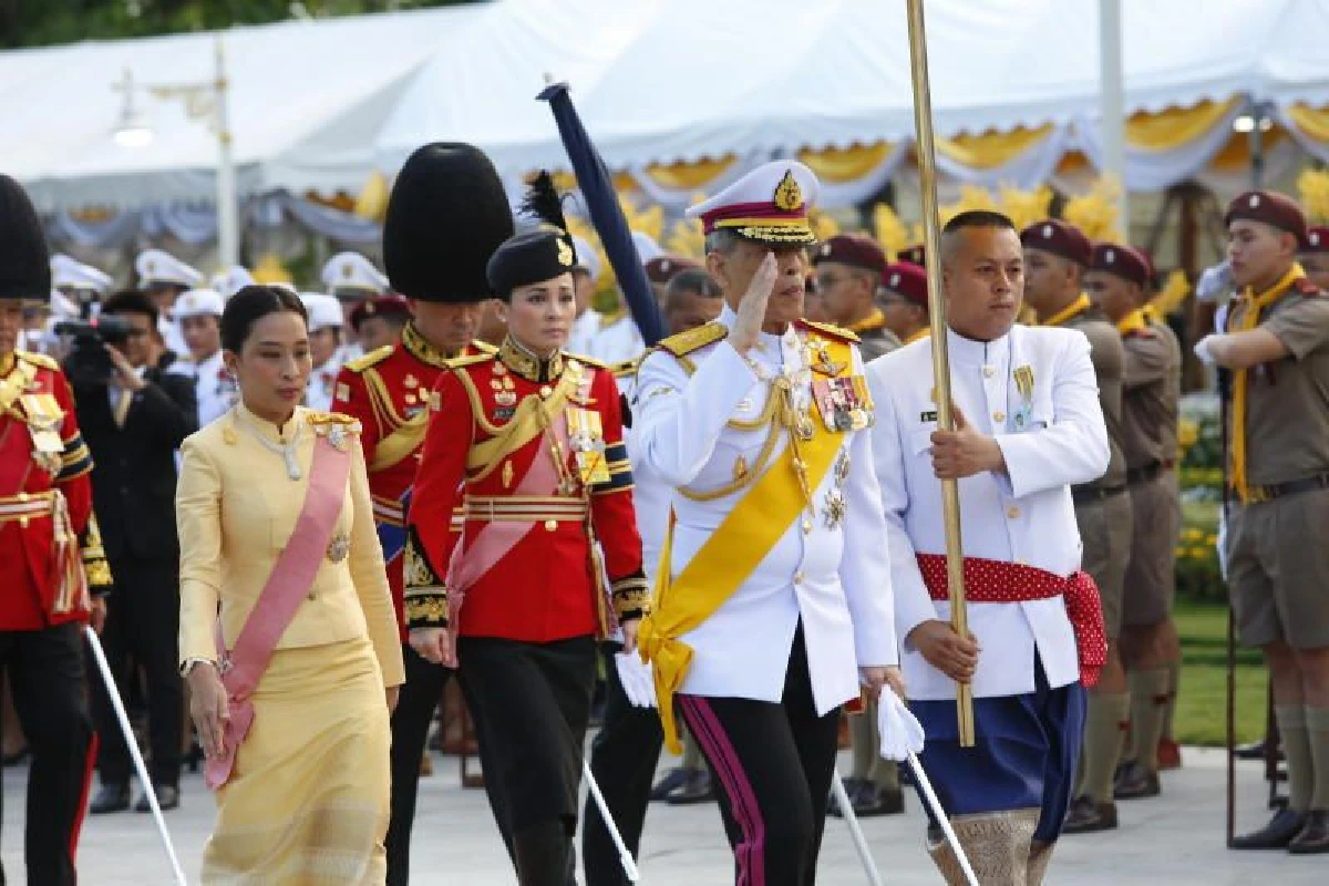 ในหลวงเสด็จวางพุ่มดอกไม้สักการะอนุสาวรีย์ร.1วันที่ระลึกมหาจักรีบรมราชวงศ์