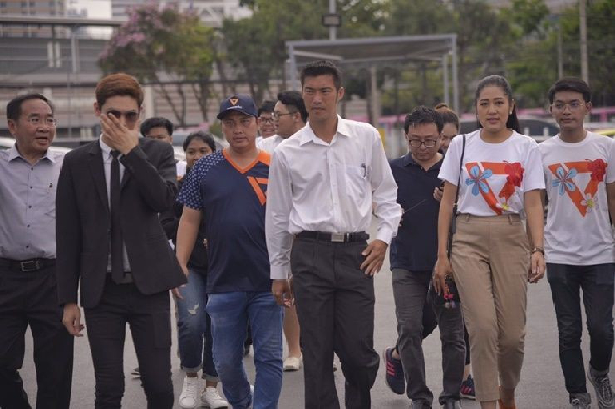 แห่ให้กำลังใจ "ธนาธร" แน่น สน.ปทุมวัน #savethanathorn ดังกระหึ่ม - ทูตหลายประเทศร่วมสังเกตการณ์ แห่ให้กำลังใจ "ธนาธร" แน่น สน.ปทุมวัน #savethanathorn ดังกระหึ่ม - ทูตหลายประเทศร่วมสังเกตการณ์