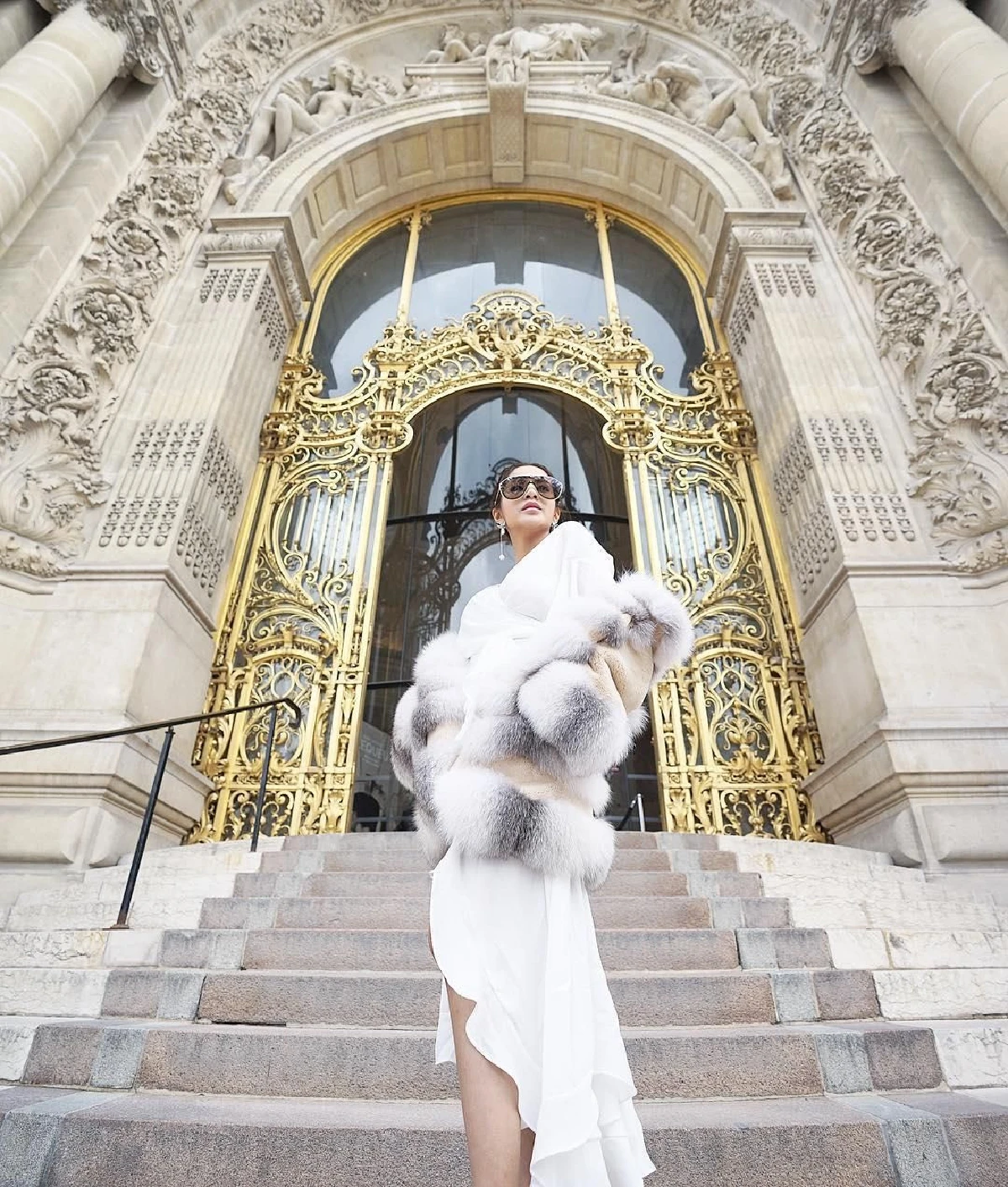 นึกว่าถ่ายแบบ! ใบเตย อาร์สยาม บินไกลไปปารีส อวดลุคหรูอลังการจัดเต็มทุกชุด