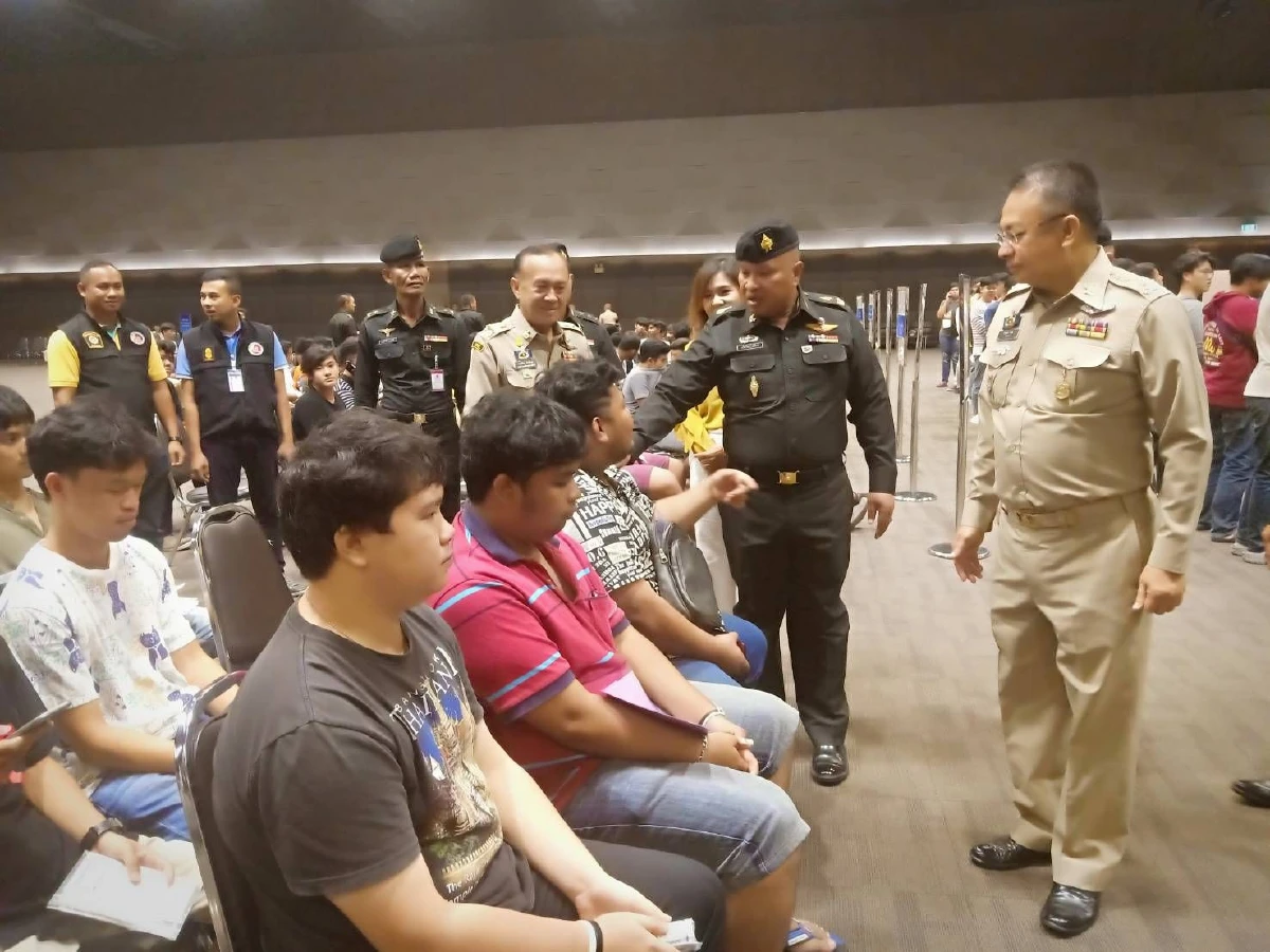 ฮือฮาพริตตี้หนุ่มสวยโผล่รายงานตัวเกณฑ์ทหารรับใช้ชาติ