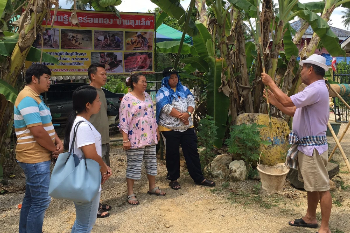 นักท่องเที่ยวแห่จองคิวเรียนร่อนทองบางสะพาน เชื่อมีพุทธคุณเสริมศิริมงคล