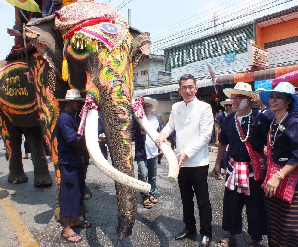 ชาวไทยพวนจัดขบวนแห่ช้างบวชนาคได้อย่างยิ่งใหญ่สมการรอคอย