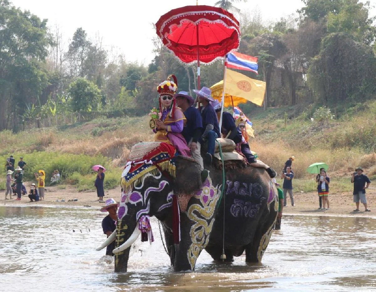 ชาวไทยพวนจัดขบวนแห่ช้างบวชนาคได้อย่างยิ่งใหญ่สมการรอคอย