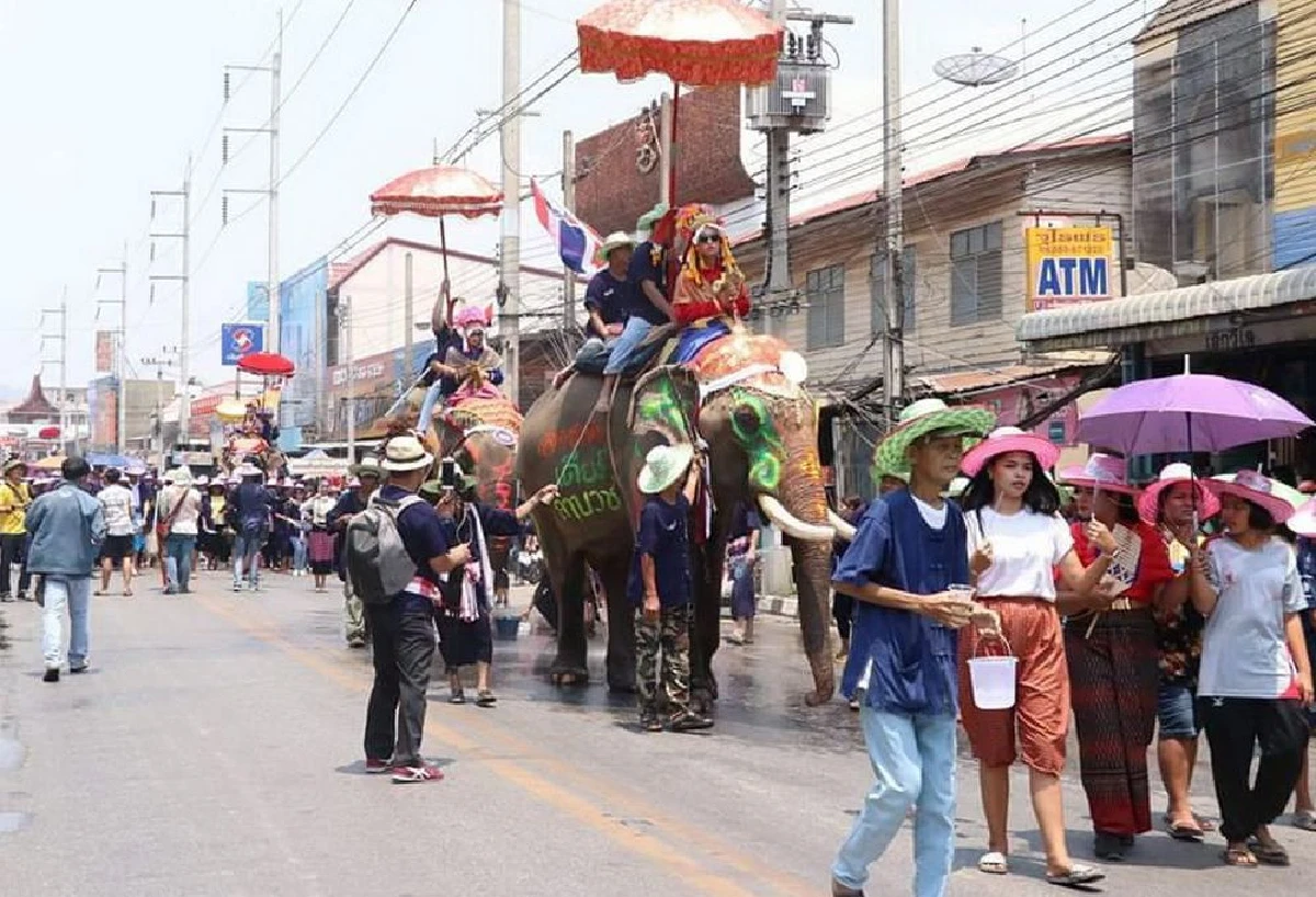 ชาวไทยพวนจัดขบวนแห่ช้างบวชนาคได้อย่างยิ่งใหญ่สมการรอคอย