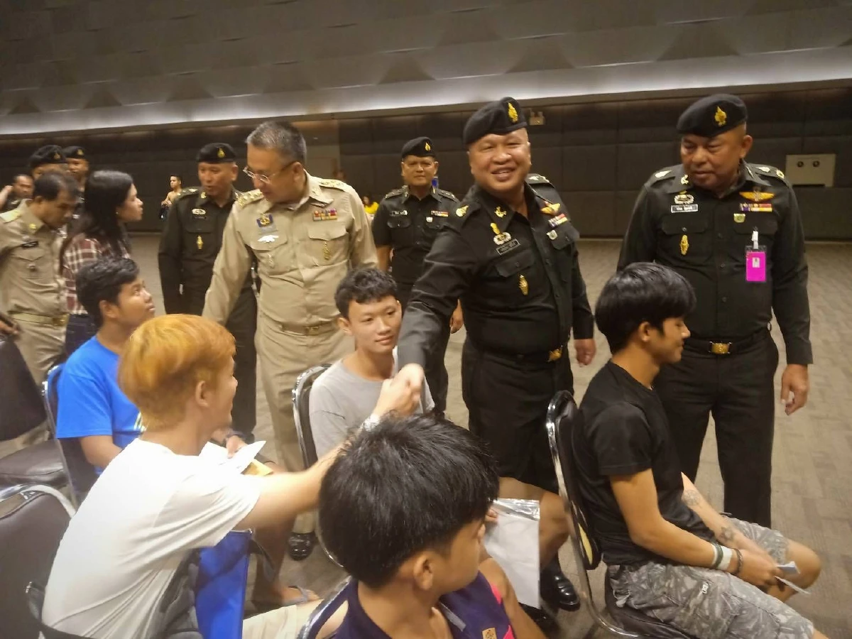 ฮือฮาพริตตี้หนุ่มสวยโผล่รายงานตัวเกณฑ์ทหารรับใช้ชาติ