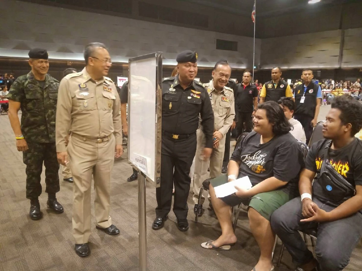 ฮือฮาพริตตี้หนุ่มสวยโผล่รายงานตัวเกณฑ์ทหารรับใช้ชาติ