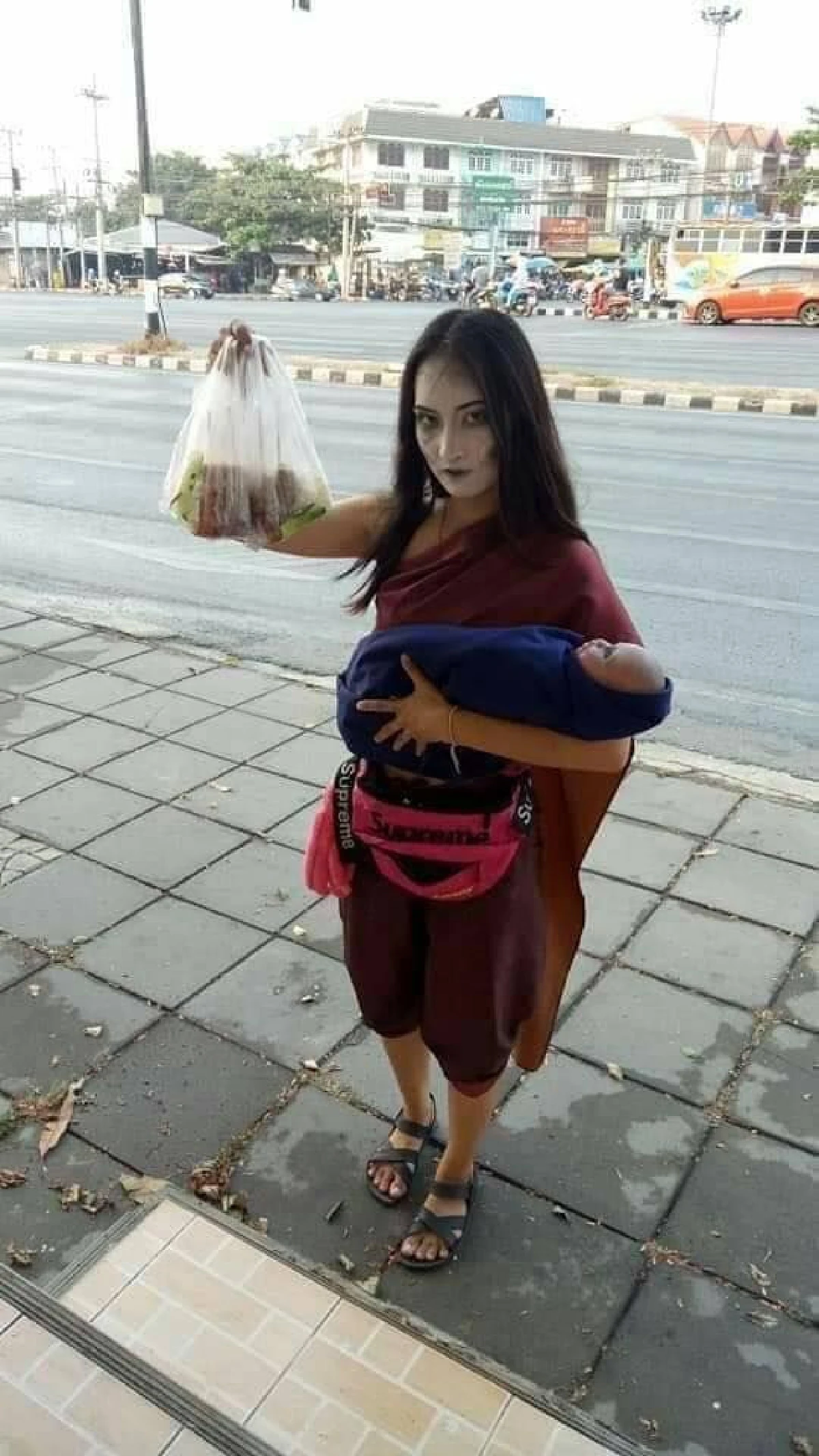 ตะลึงทั้ง 4 แยก! แม่ค้าสาวไอเดียเก๋แต่งผีแม่นาคขายไส้กรอก