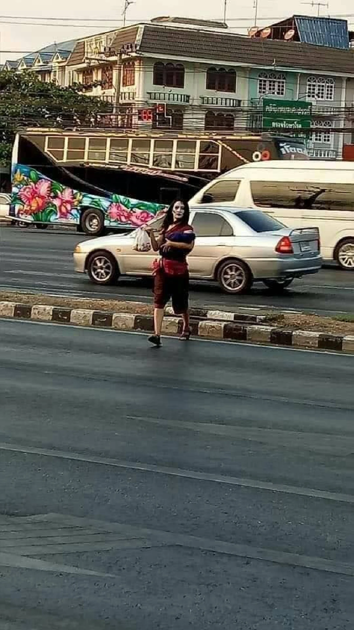 ตะลึงทั้ง 4 แยก! แม่ค้าสาวไอเดียเก๋แต่งผีแม่นาคขายไส้กรอก