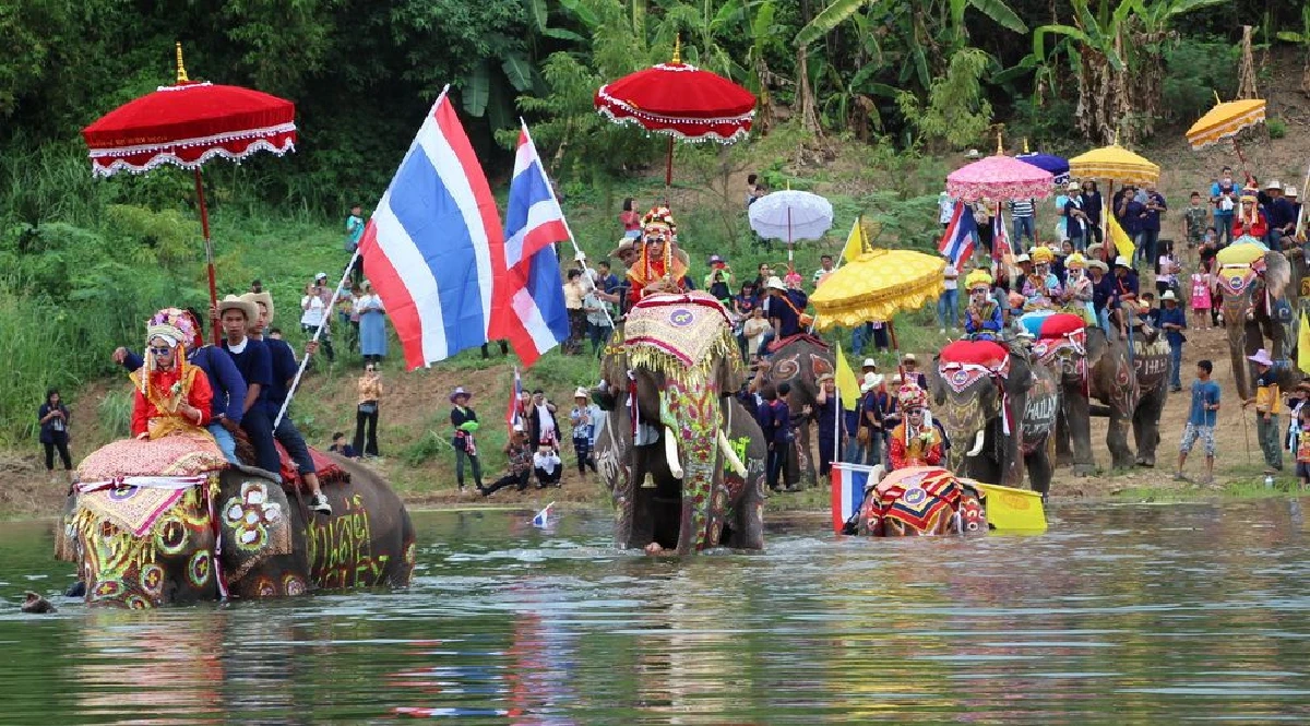ชาวไทยพวนจัดขบวนแห่ช้างบวชนาคได้อย่างยิ่งใหญ่สมการรอคอย