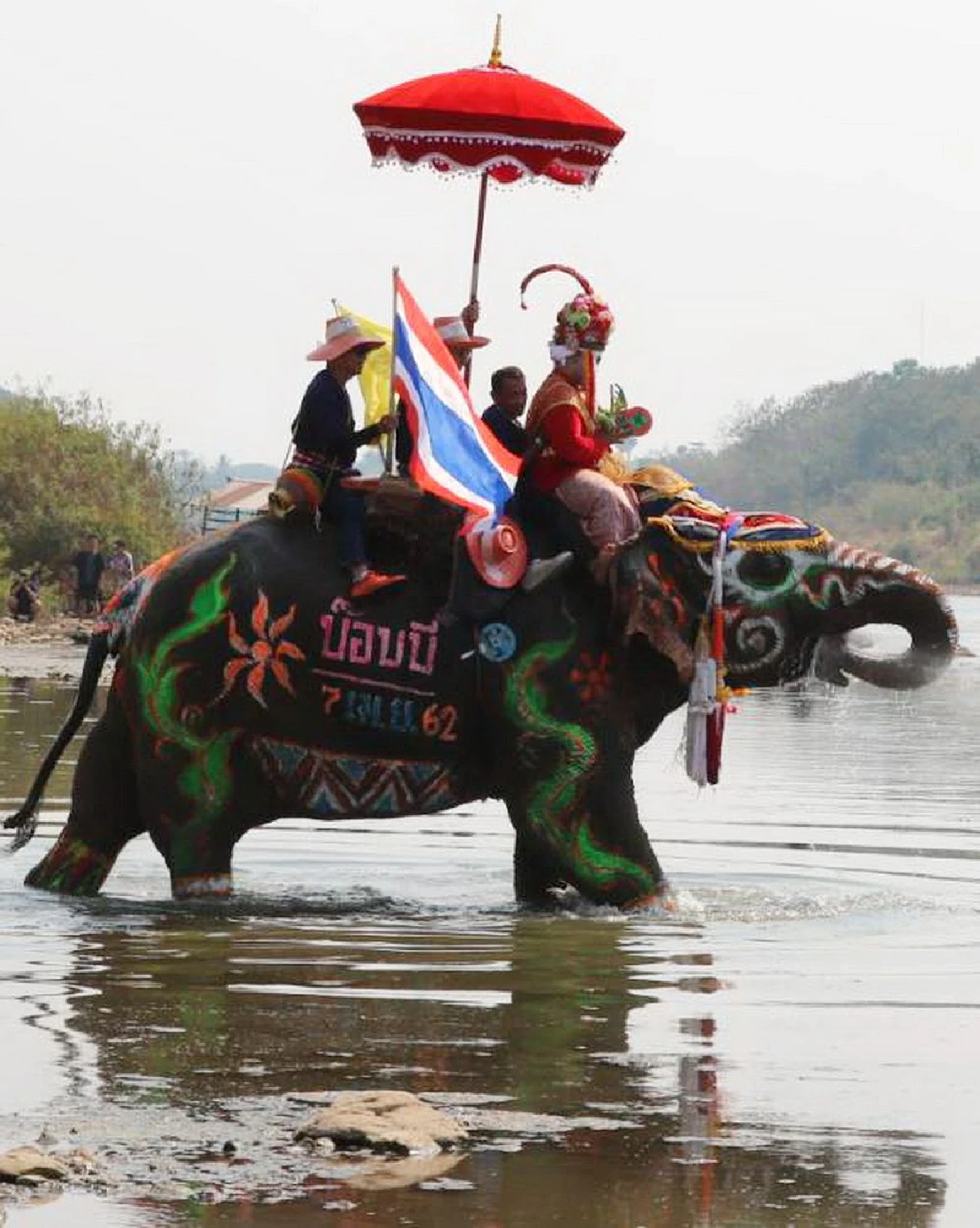 ชาวไทยพวนจัดขบวนแห่ช้างบวชนาคได้อย่างยิ่งใหญ่สมการรอคอย