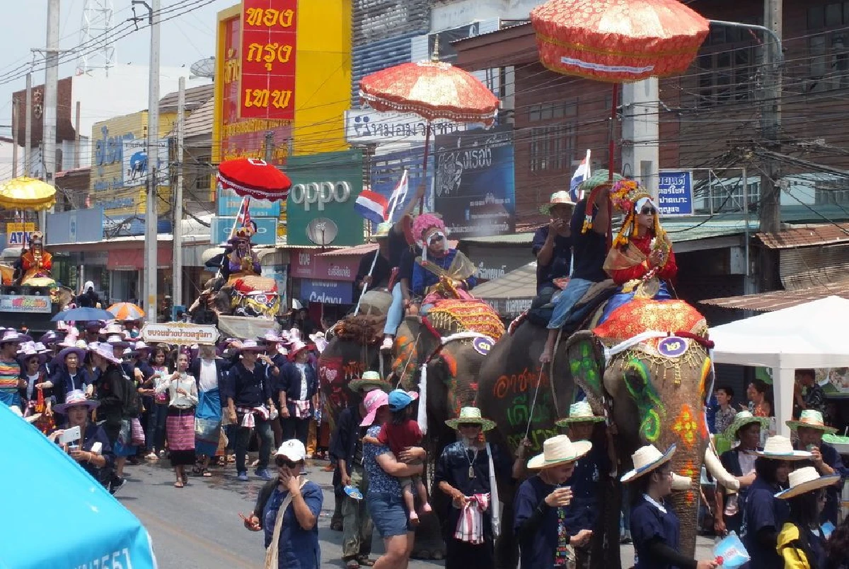 ชาวไทยพวนจัดขบวนแห่ช้างบวชนาคได้อย่างยิ่งใหญ่สมการรอคอย