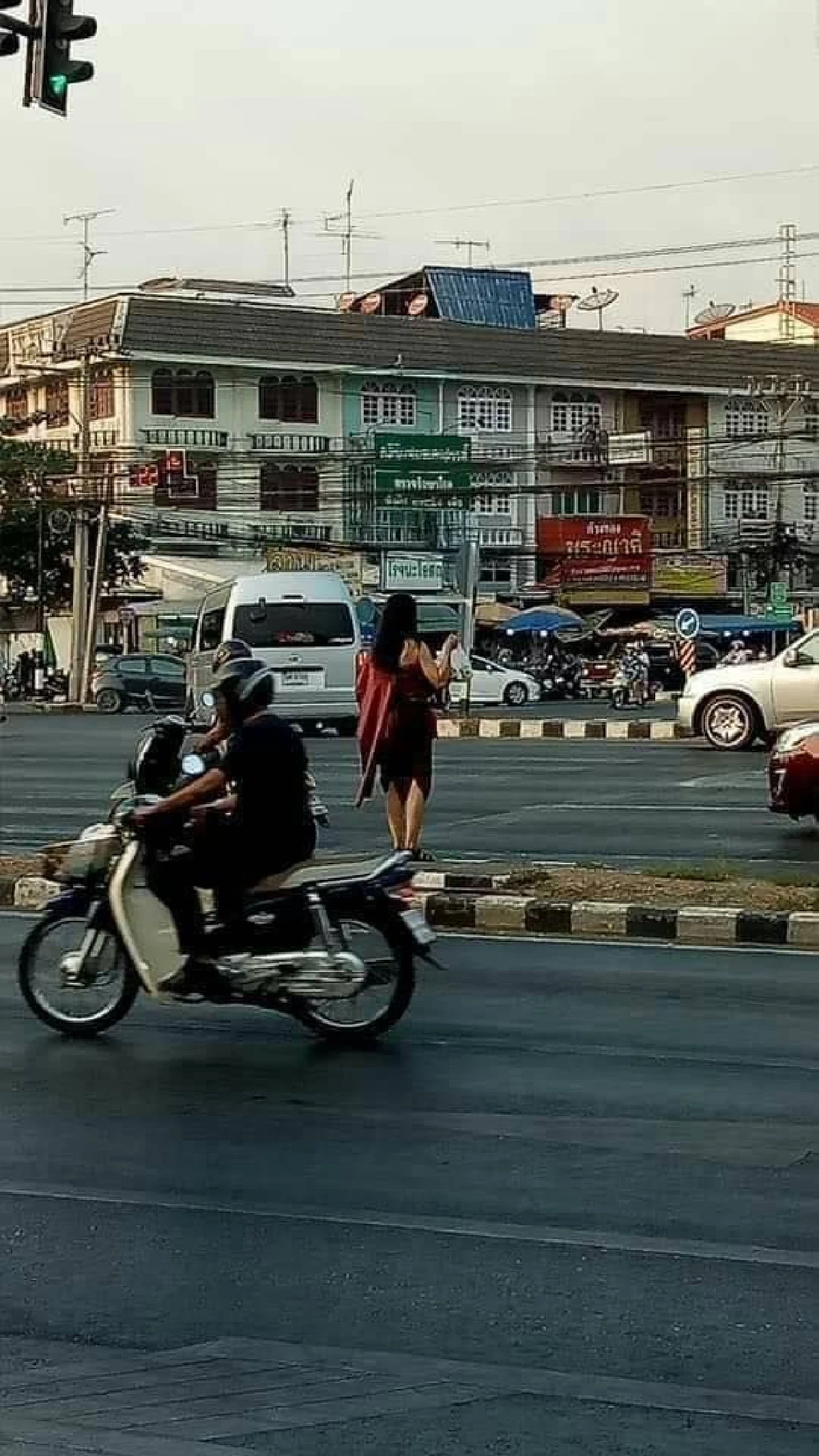 ตะลึงทั้ง 4 แยก! แม่ค้าสาวไอเดียเก๋แต่งผีแม่นาคขายไส้กรอก