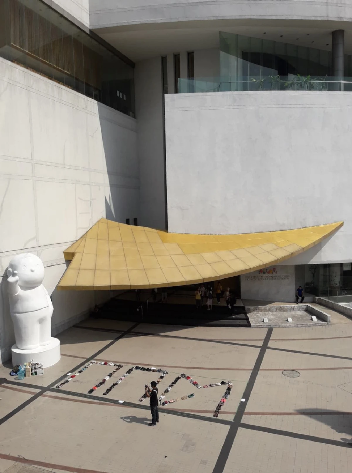 "เนติวิทย์" โชว์ผลงาน "สหบาทา กกต" หน้าหอศิลป์ 