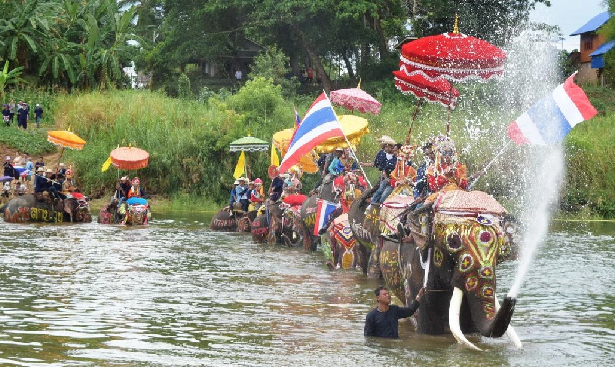 ชาวไทยพวนจัดขบวนแห่ช้างบวชนาคได้อย่างยิ่งใหญ่สมการรอคอย