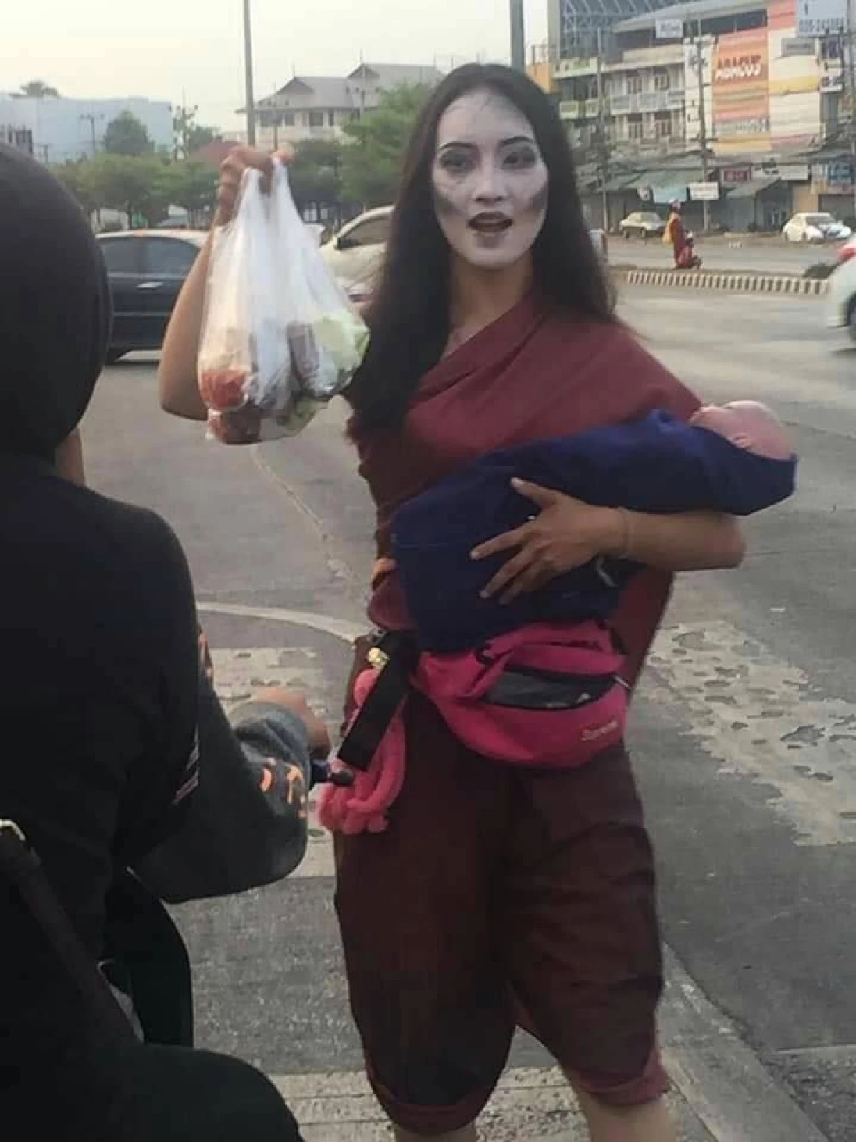 ตะลึงทั้ง 4 แยก! แม่ค้าสาวไอเดียเก๋แต่งผีแม่นาคขายไส้กรอก