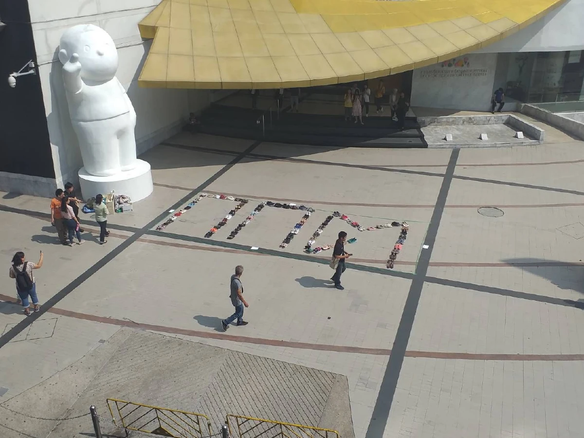 "เนติวิทย์" โชว์ผลงาน "สหบาทา กกต" หน้าหอศิลป์ 