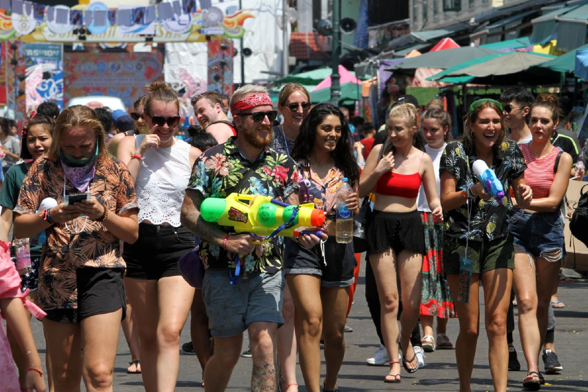 เพื่อนบ้านถือโอกาสแย่งซีนสงกรานต์ไทย หลังสีลม-ข้าวสารงดจัดงาน