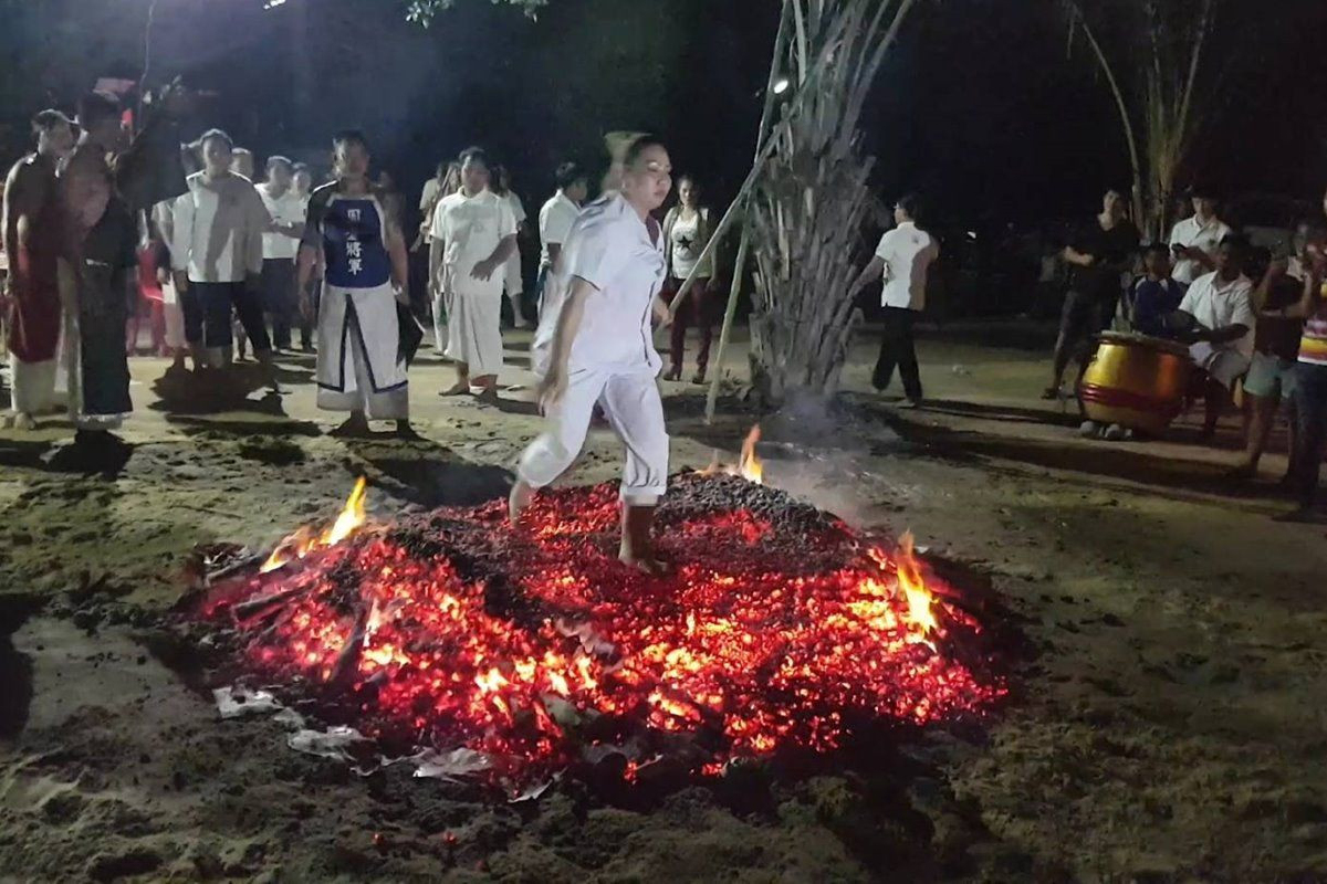 ทำพิธีลุยไฟจะชำระล้างสิ่งไม่ดีให้ออกไปจากร่างกายในช่วงเทศกาลปีใหม่ไทย ทำพิธีลุยไฟจะชำระล้างสิ่งไม่ดีให้ออกไปจากร่างกายในช่วงเทศกาลปีใหม่ไทย