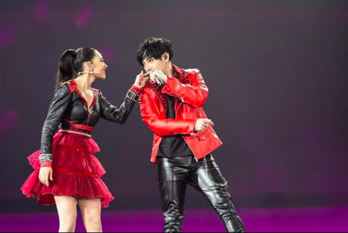 ชมหวานใจหนักมาก “เวียร์" ตามให้กำลังใจ “เบลล่า” ถึงเวทีคอนเสิร์ต "เป๊ก ผลิตโชค"