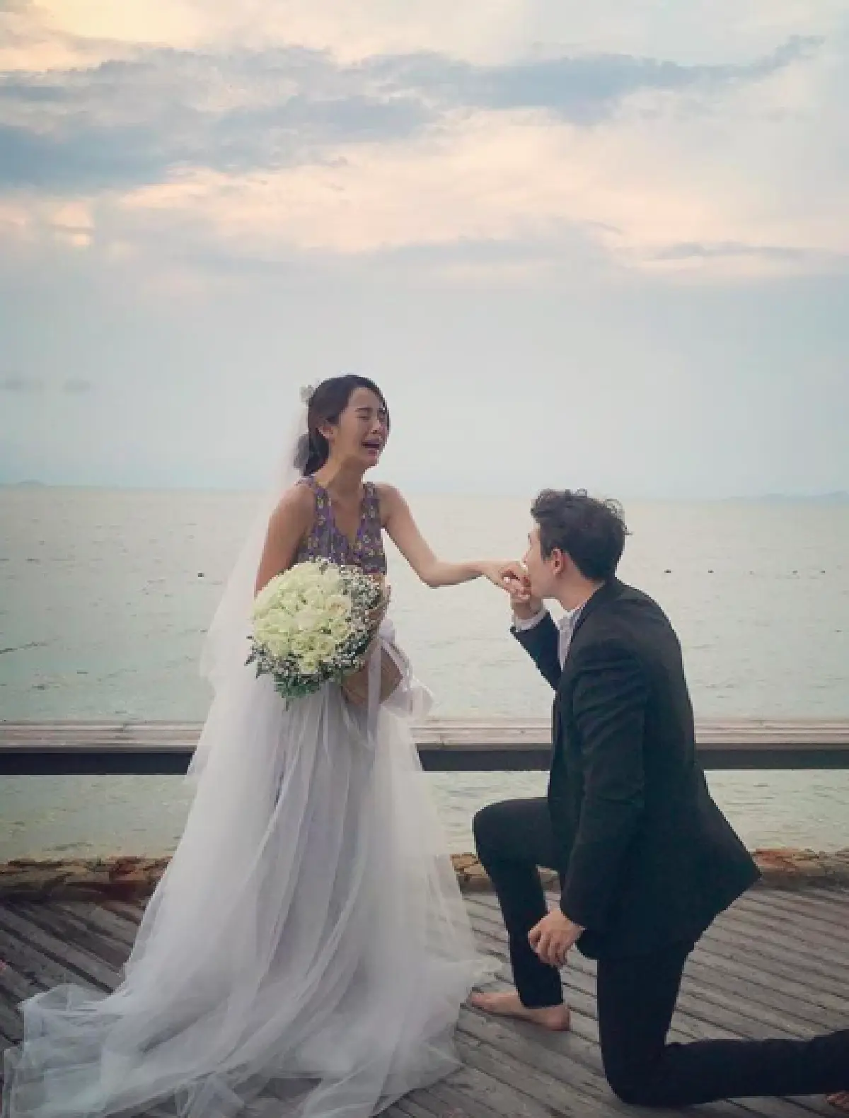 "กวินท์ 3.2.1” ทำเซอร์ไพรส์คุกเข่าขอแฟนสาว “ปุ้มปุ้ย” ริมชายทะเล