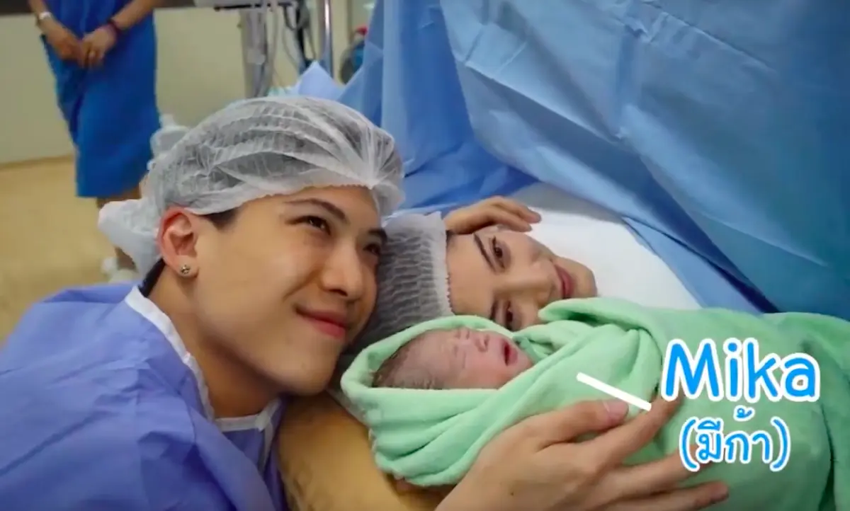 เอ็กซ์คลูซีฟมาก! “ป๊อก” เผยช่วงนาทีสำคัญเข้าห้องคลอด พร้อมตัดสายสะดือให้ลูกๆ