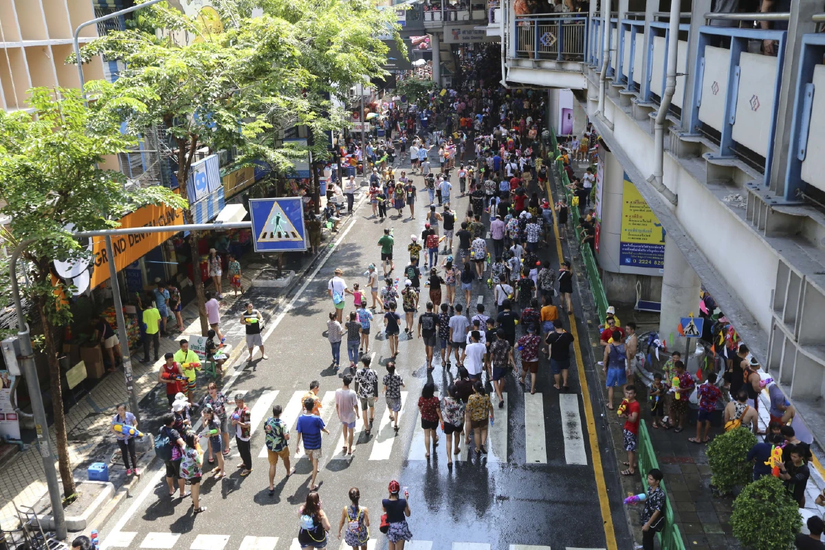 เพื่อนบ้านถือโอกาสแย่งซีนสงกรานต์ไทย หลังสีลม-ข้าวสารงดจัดงาน