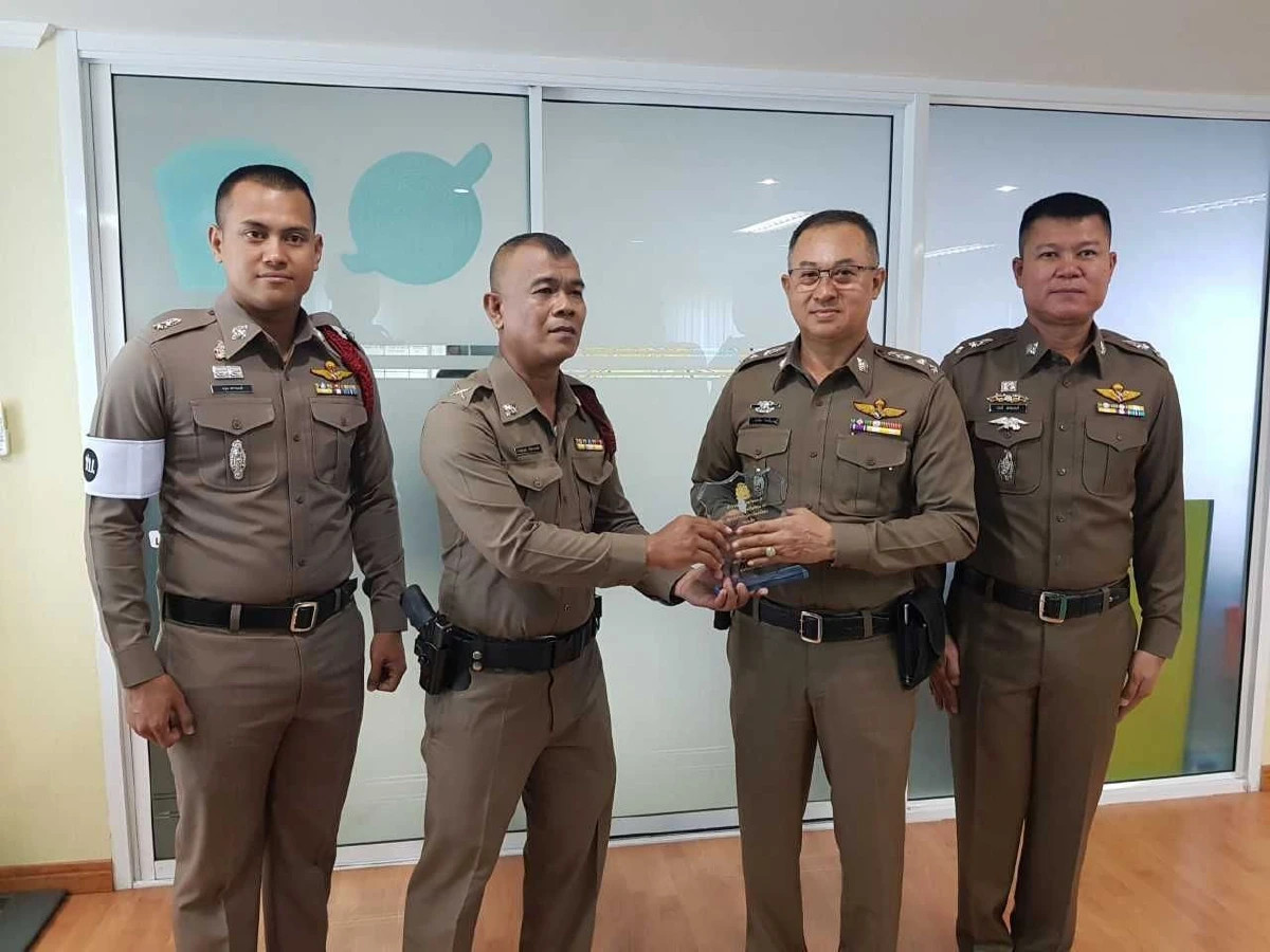 มอบโล่ห์ประกาศเกียรติคุณ "2ตร.พัทยา" ช่วยชีวิตผู้ป่วยในห้องน้ำ