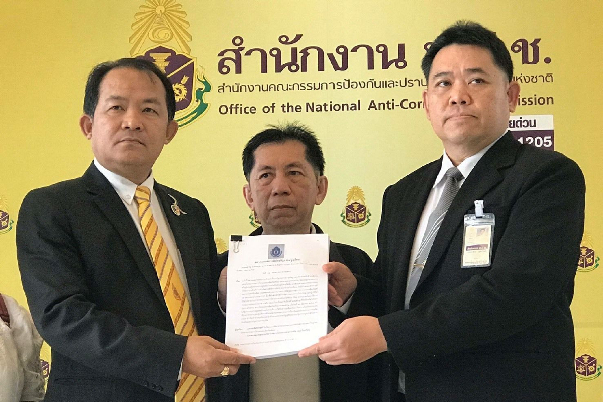 "ศรีสุวรรณ" ยื่นป.ป.ช.ยื่นถอดถอน 7 กกต.ปฏิบัติหน้าที่ขัดรธน. "ศรีสุวรรณ" ยื่นป.ป.ช.ยื่นถอดถอน 7 กกต.ปฏิบัติหน้าที่ขัดรธน.