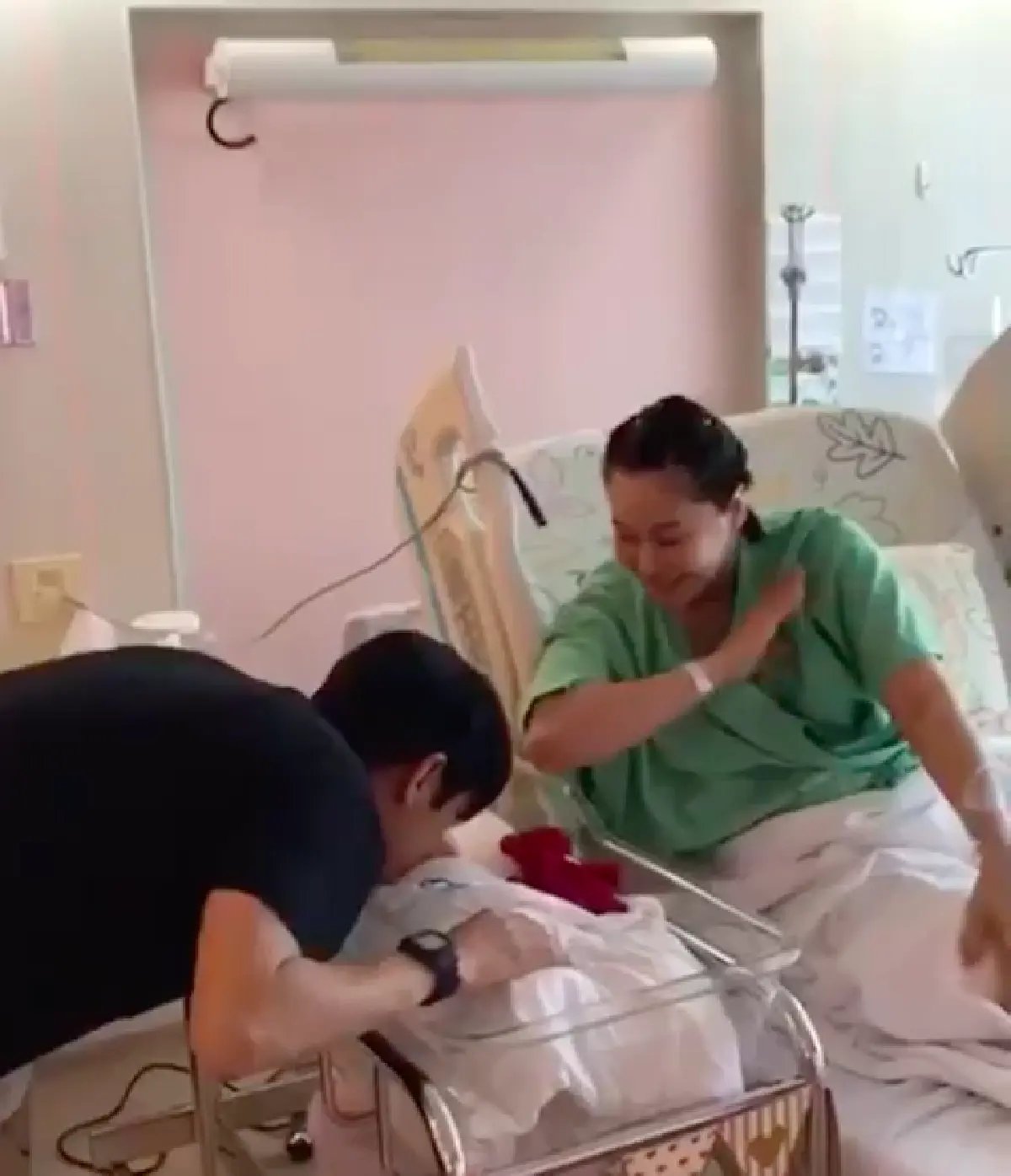 เผยวินาทีแรก “ศรราม” ได้เจอหน้าลูกสาว “น้องวีจิ” ครั้งแรก หลังบินกลับด่วน