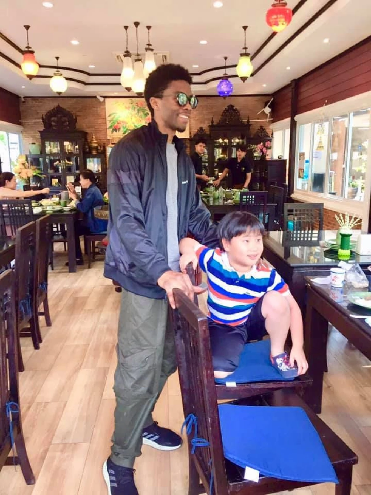 ตัวจริงเสียงจริง! ที'ชาล่า แห่งแบล็กแพนเธอร์โผล่ไทยถ่ายหนัง แฟนคลับเผยเป็นกันเองไม่ถือตัว