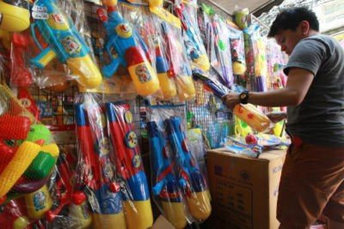 เตือนซื้อปืนฉีดน้ำ-หมวกกันน๊อต มีมอก.เพื่อความปลอดภัยเที่ยวช่วงสงกรานต