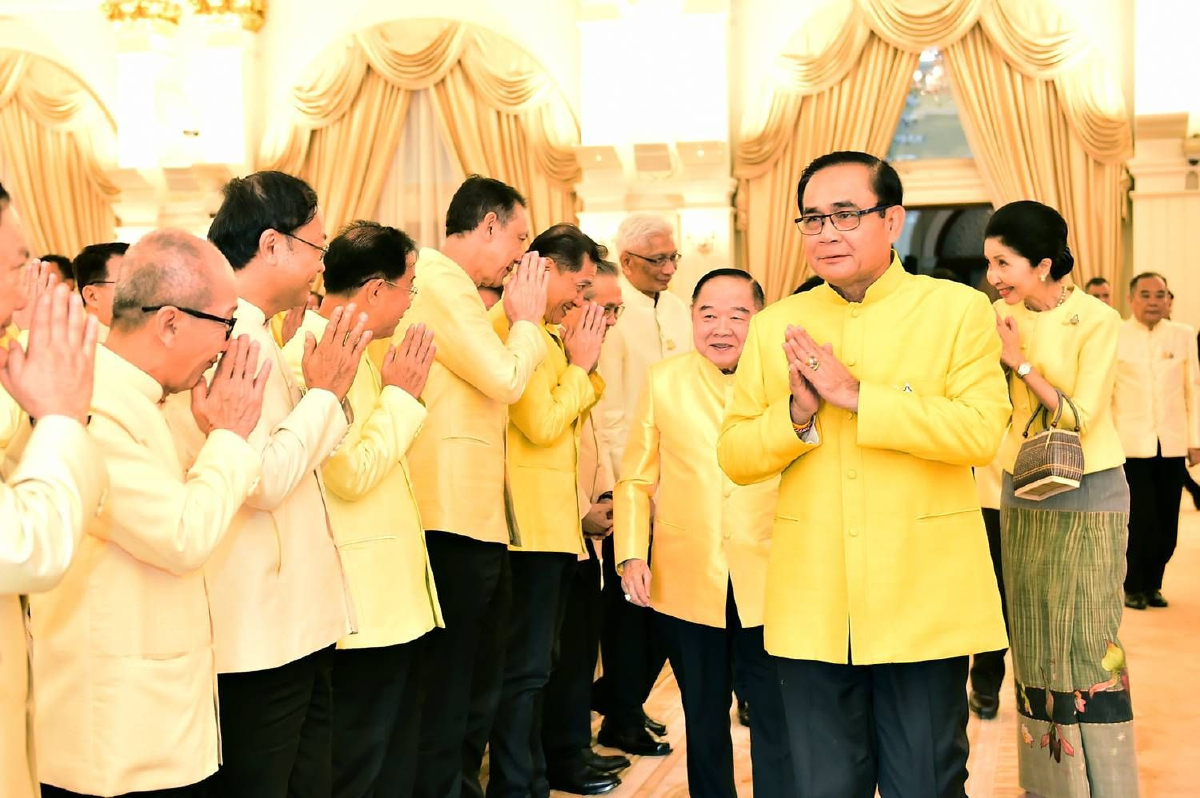บิ๊กตู่นำครม.ตักบาตรสงกรานต์ ขอบคุณช่วยดูแลประชาชนเชื่อทุกอย่างจะดีกว่าเดิม บิ๊กตู่นำครม.ตักบาตรสงกรานต์ ขอบคุณช่วยดูแลประชาชนเชื่อทุกอย่างจะดีกว่าเดิม