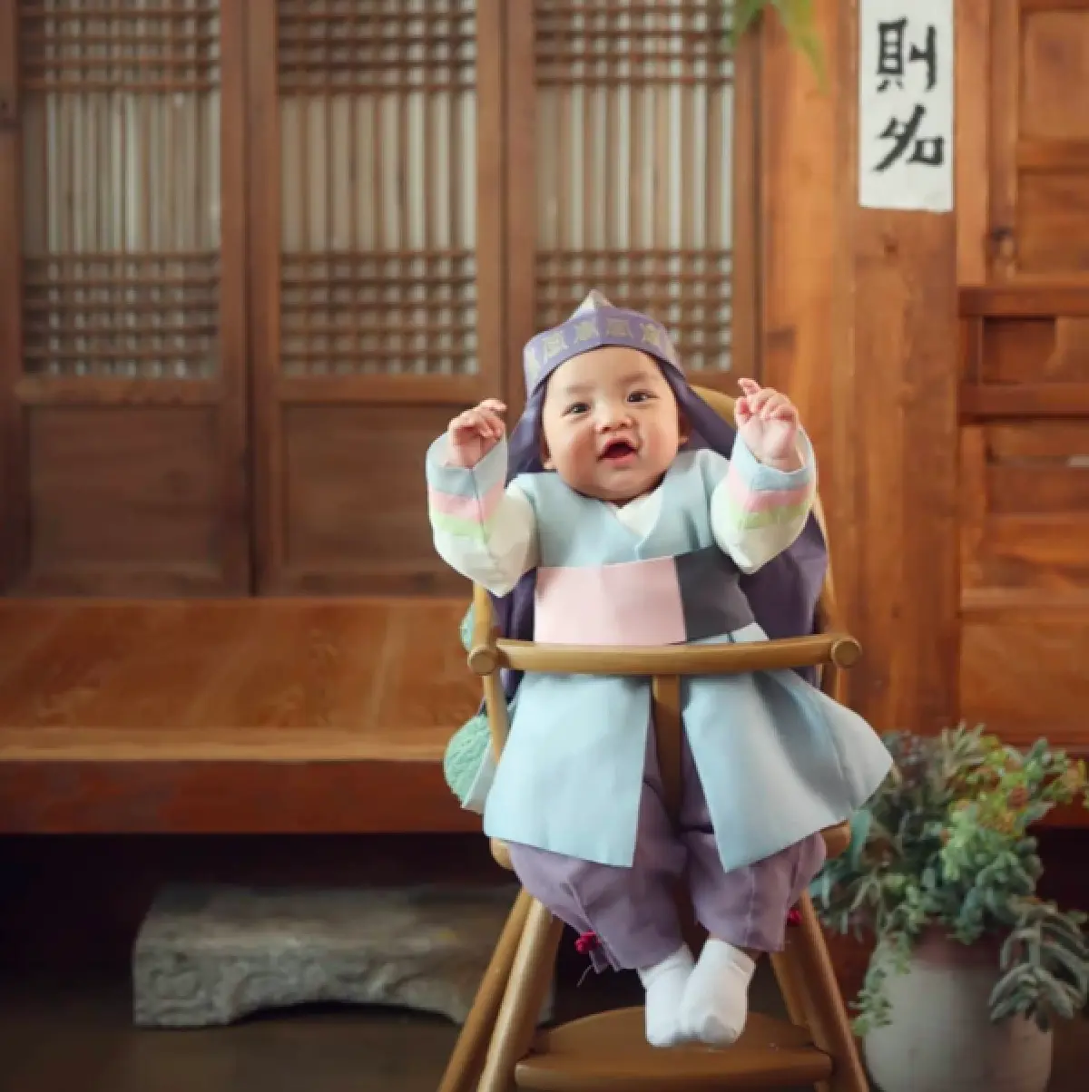 “น้องไทก้า” น่ารักหนักมาก! “แม่นิว-พ่อเพชรจ้า” พาเที่ยวเกาหลีครั้งแรก จับใส่ชุดฮันบก