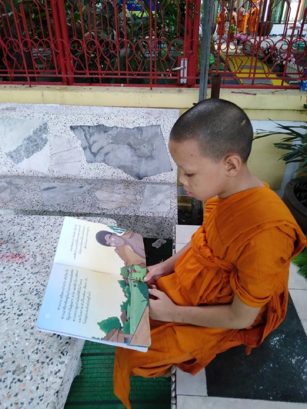 เณรนับร้อยบวชถวายสมเด็จพระเทพรัตนฯที่วัดภคินีนาถ